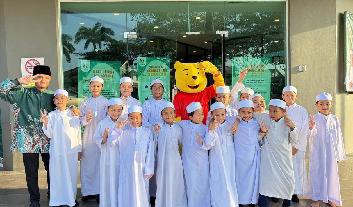Maskot Sambut Pelajar Kembali Ke Sekolah